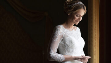 questa foto del fotografo matrimoni al castello di spessa giulia zingone raffiigura i preparativi della sposa 06